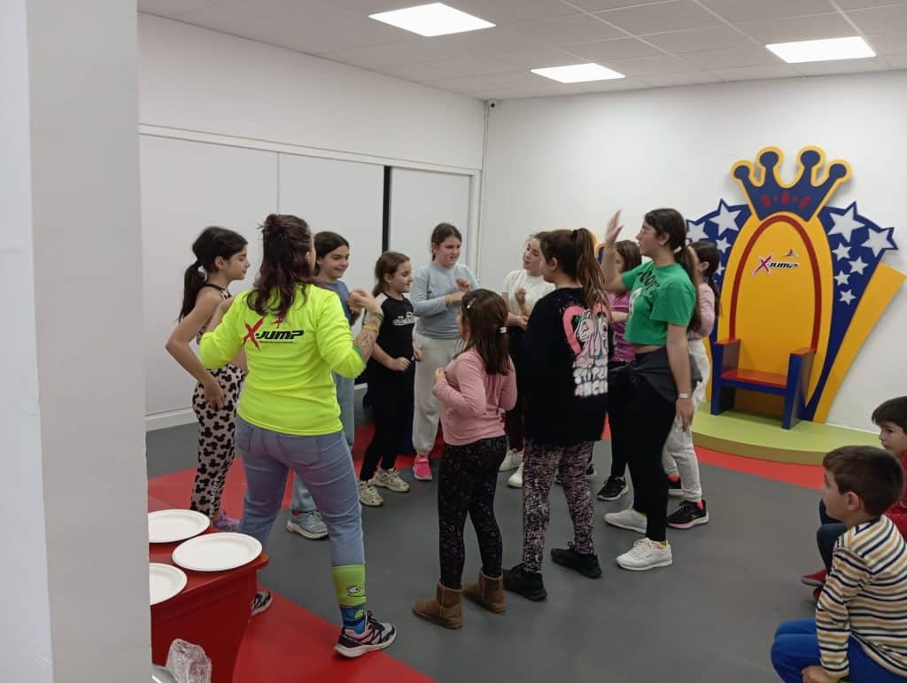 Celebración de cumpleaños en una de nuestras salas de merienda.