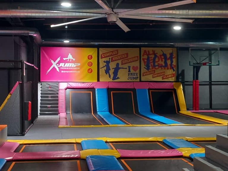 Cumpleaños infantil en X-Jump Avilés con camas elásticas y zona de salto