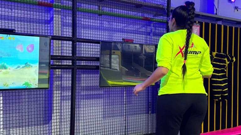Monitora de XJump frente a pantalla en zona de actividades