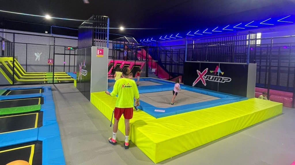 monitor-ninos-xjump-parque Monitor de parque de camas elásticas ayuda a los niños