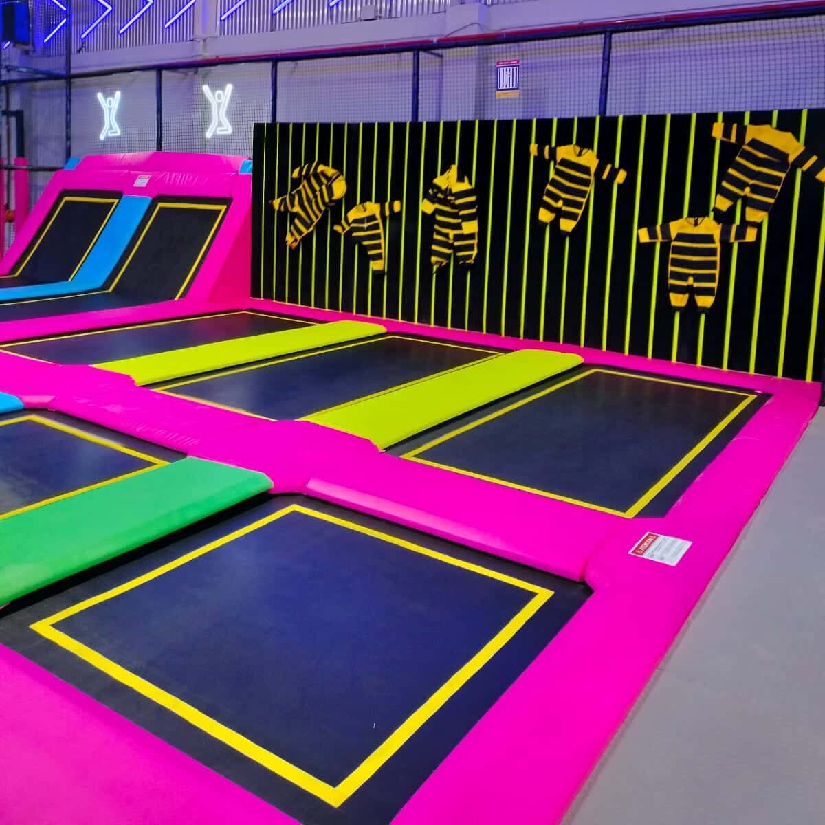 Parques de camas elásticas X-Jump con zonas de salto y diversión para toda la familia