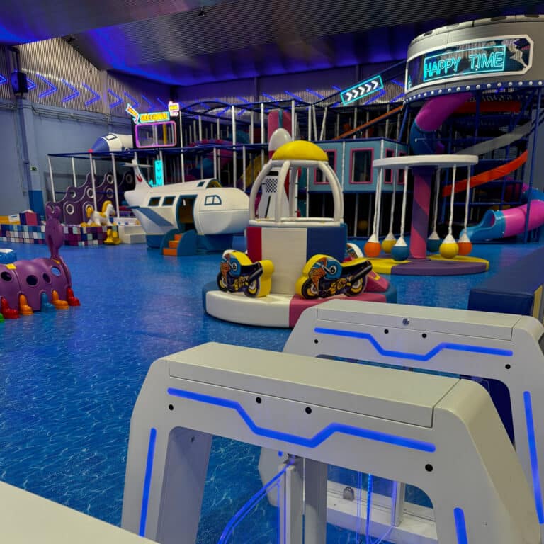 Parque infantil X-Jump en Gijón con zonas de juego para niños