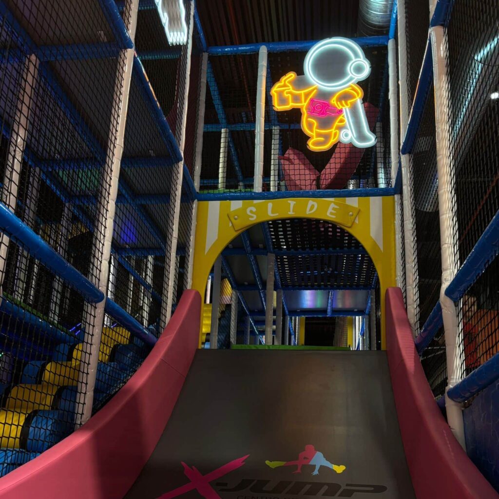 Tobogán en la Zona Jump de X-Jump Avilés