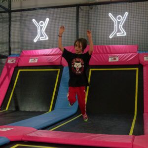 Zona jump XJump con camas elásticas y actividades de salto
