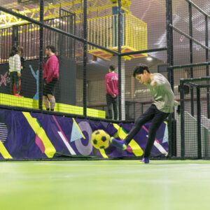 Grupo escolar en actividad recreativa en parque XJump