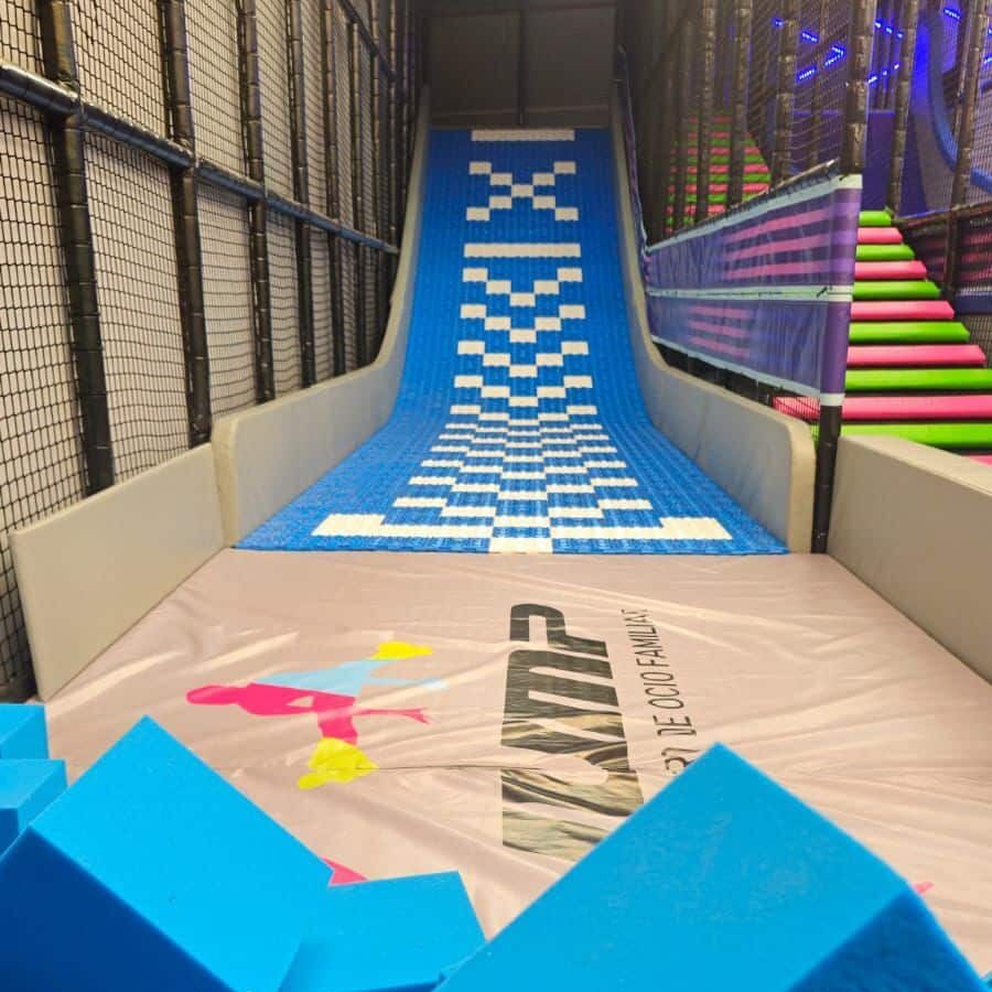 Tobogán en el centro X-Jump Ponferrada