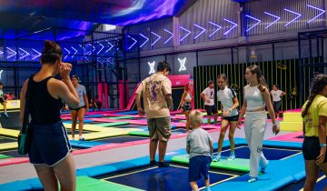 Familias saltando en camas elásticas en XJump Familias saltando en camas elásticas en XJump