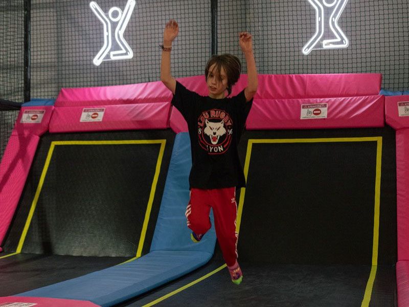 Zona jump XJump con camas elásticas y actividades de salto Zona jump XJump con camas elásticas y actividades de salto