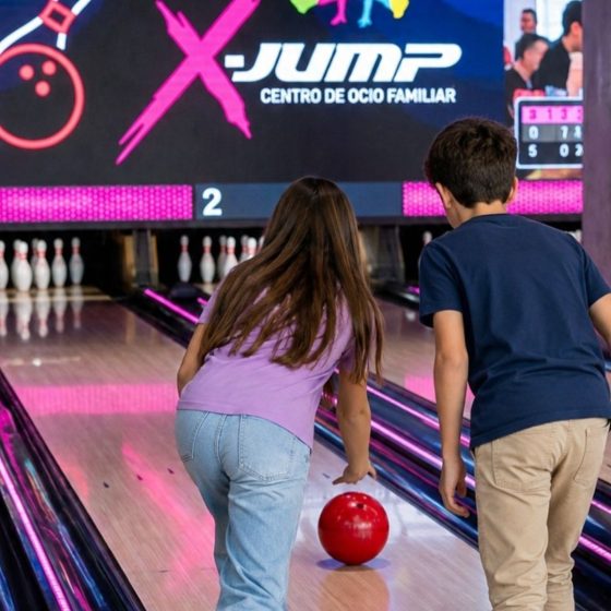 Bolera con pistas de bolos en Xjump Gijón Asturias