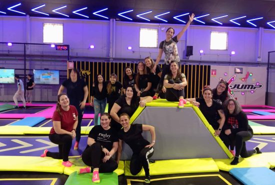 Grupo de personas disfrutando actividades en XJump