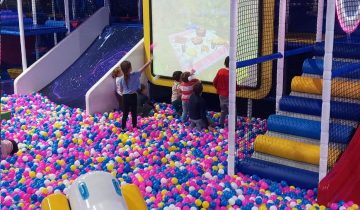 cumple-infantil-cartagena-murcia-parque-de-bolas Zona interactiva infantil con pantalla de juegos en Zona Kids de X-Jump